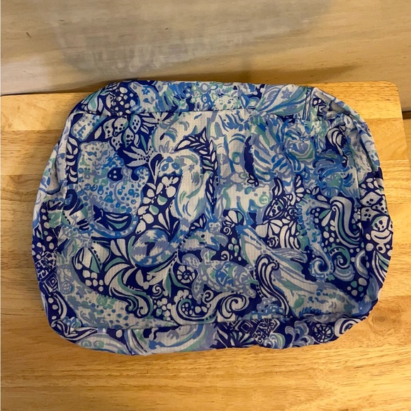Lilly Pulitzer packing cube in a blue and white patterned fabric - Picture 3 of 9